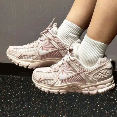 耐克NIKE女休闲鞋ZOOMVOMERO5舒适柔软缓震运动鞋HQ0458-600