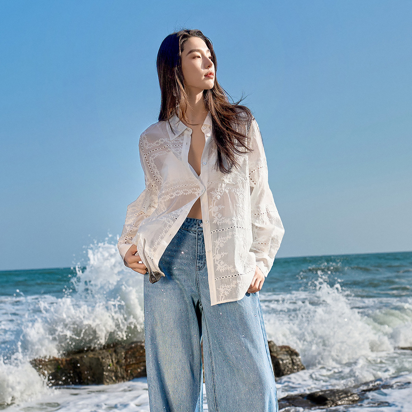 娅丽达老钱风法式镂空刺绣度假遮阳衬衫女夏季新款莱赛尔白色罩衫