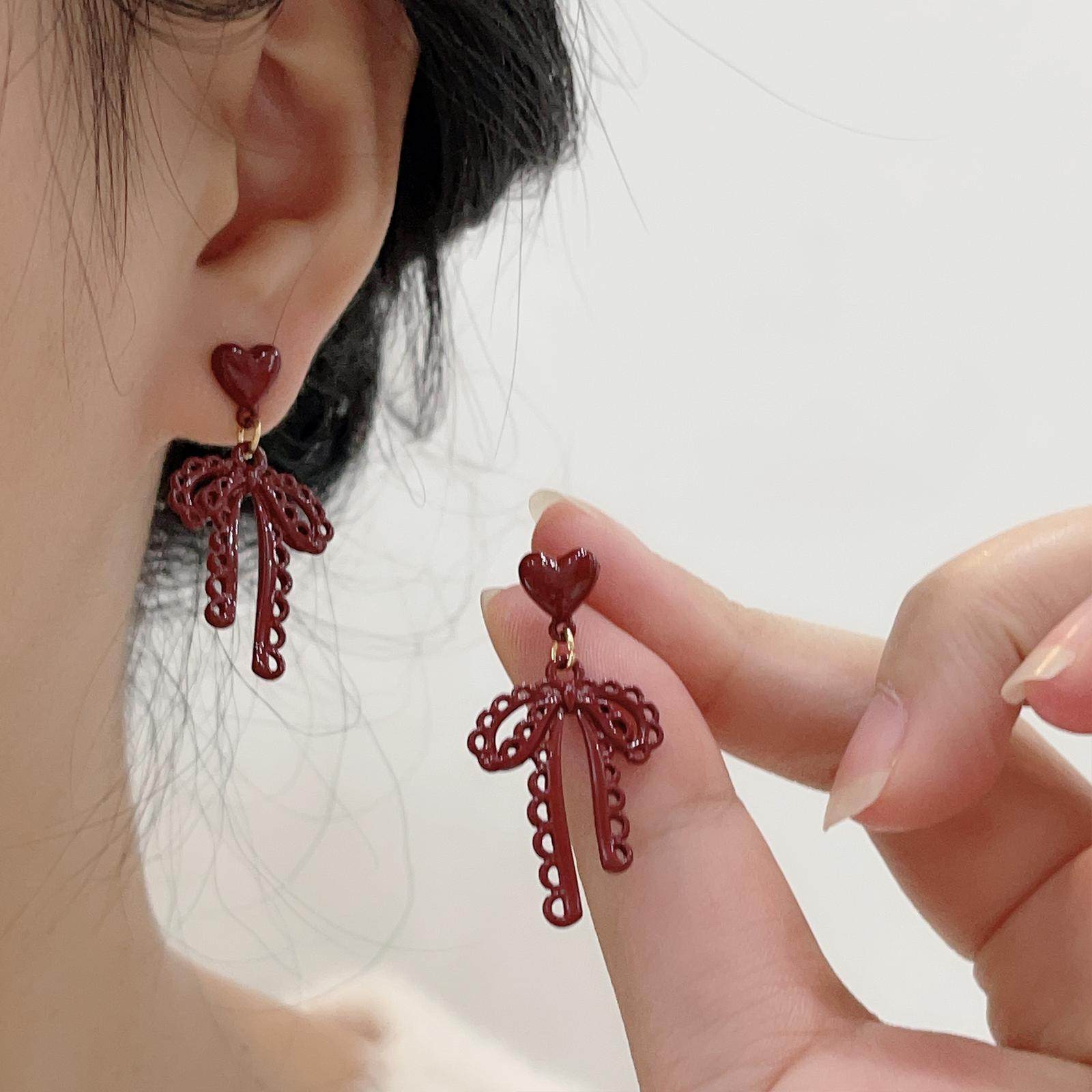 复古酒红色爱心蕾丝蝴蝶结耳钉秋冬港风高级感耳环女气质小众耳饰