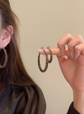 复古港风豹纹丝绒圈圈耳环女高级感气质耳圈耳钉小众辣妹素圈耳饰