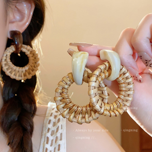 波西米亚民族风草编圈圈耳钉高级感度假风海边耳环女气质独特耳饰
