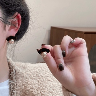 棕色植绒珍珠蝴蝶结耳钉秋冬气质高级感耳环女复古独特百搭耳饰品