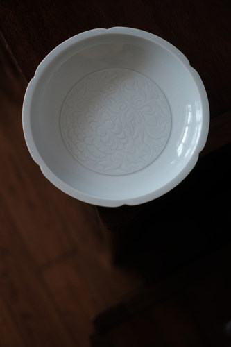 人问津湖田窑半刀泥刻绘牡丹纹