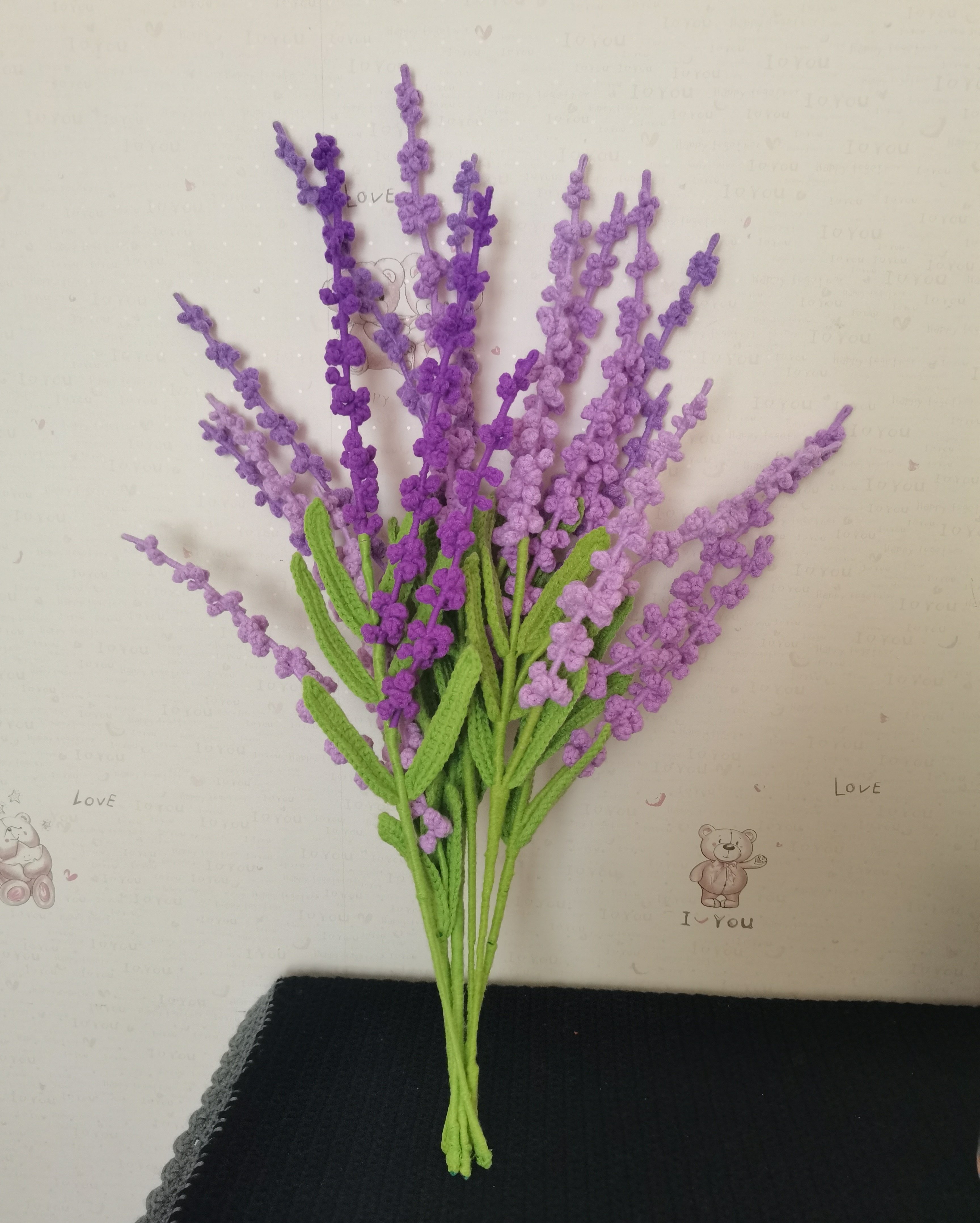 手工钩织薰衣草仿真花杆长度20cm—23cm左右。花瓶仅作装饰不销售