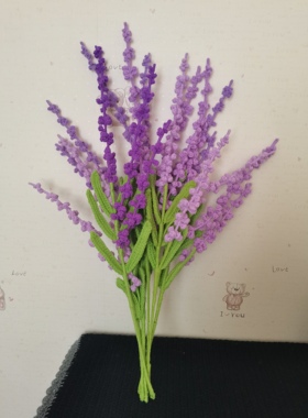 手工钩织薰衣草仿真花杆长度20cm—23cm左右。花瓶仅作装饰不销售