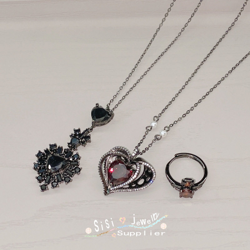 sisi小众黑暗风萝莉黑曜石系列项坠 镀黑金黑桃心女王十字架戒指