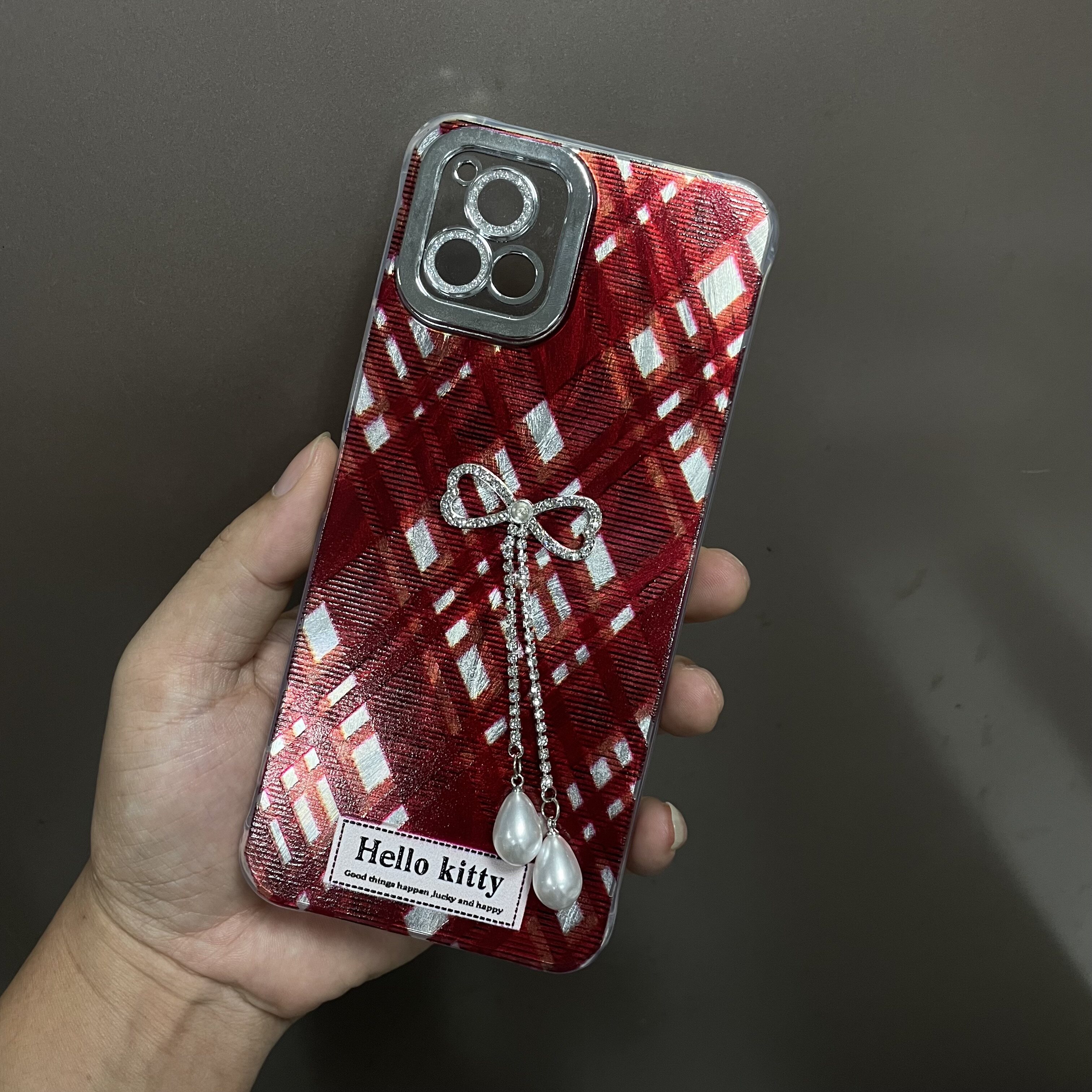 酒红色格纹流苏吊坠手机壳适用苹果17新款手机壳iPhone16pro珍珠13自带闪粉镜头膜奢华华为荣耀vivo小米oppo