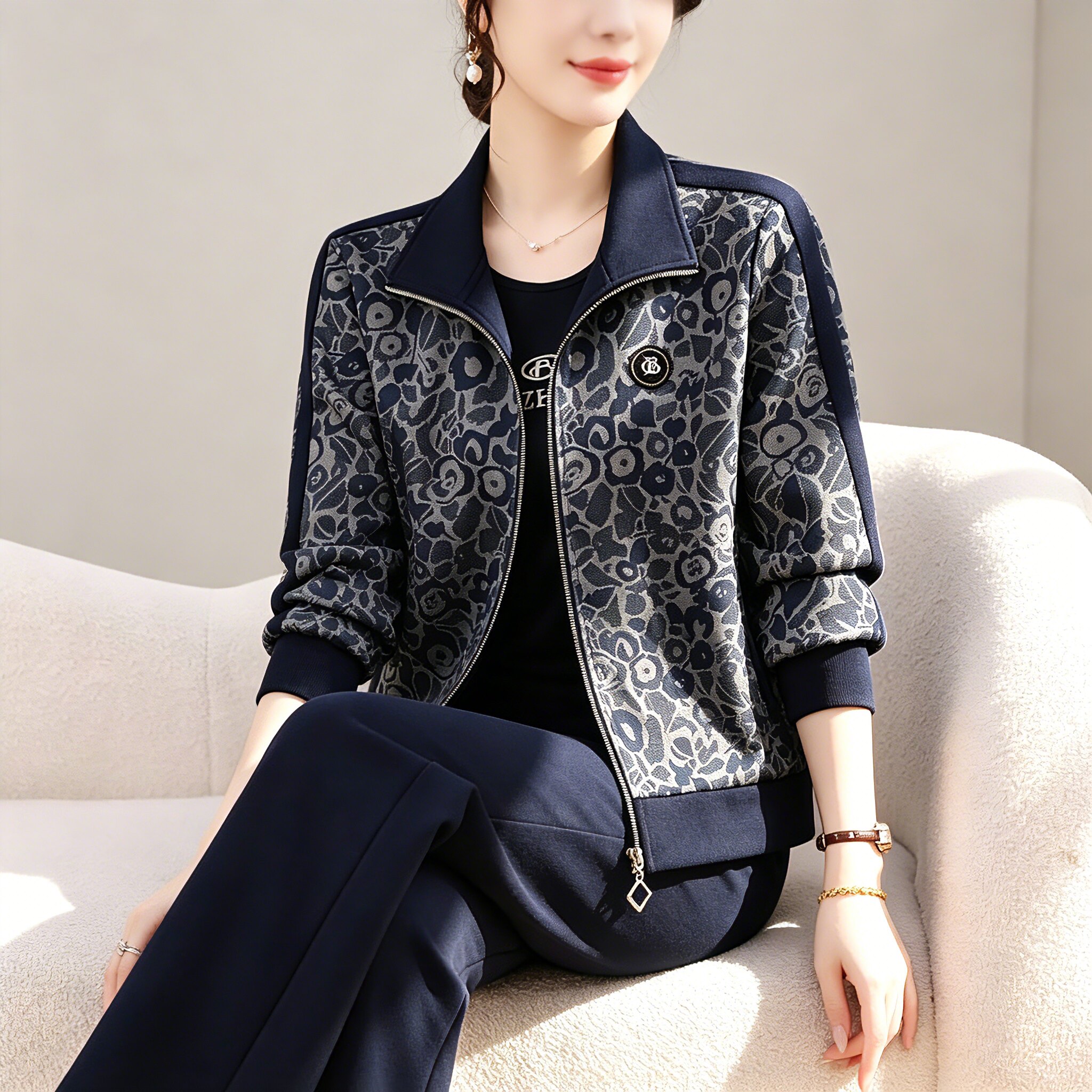 中老年妈妈运动服套装女秋季新款时尚减龄休闲三件套宽松开衫外套