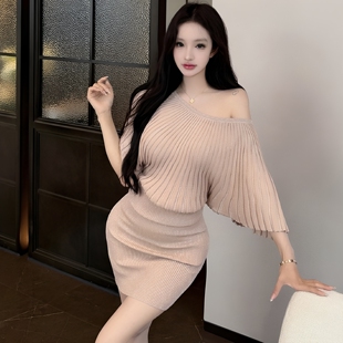 女士露肩斜肩气质针织连衣裙女夏收腰2026年新款中袖性感包臀短裙