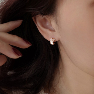 精工轻奢天然贝母交叉微镶C型耳圈耳钉时尚小众耳环2026新款耳饰