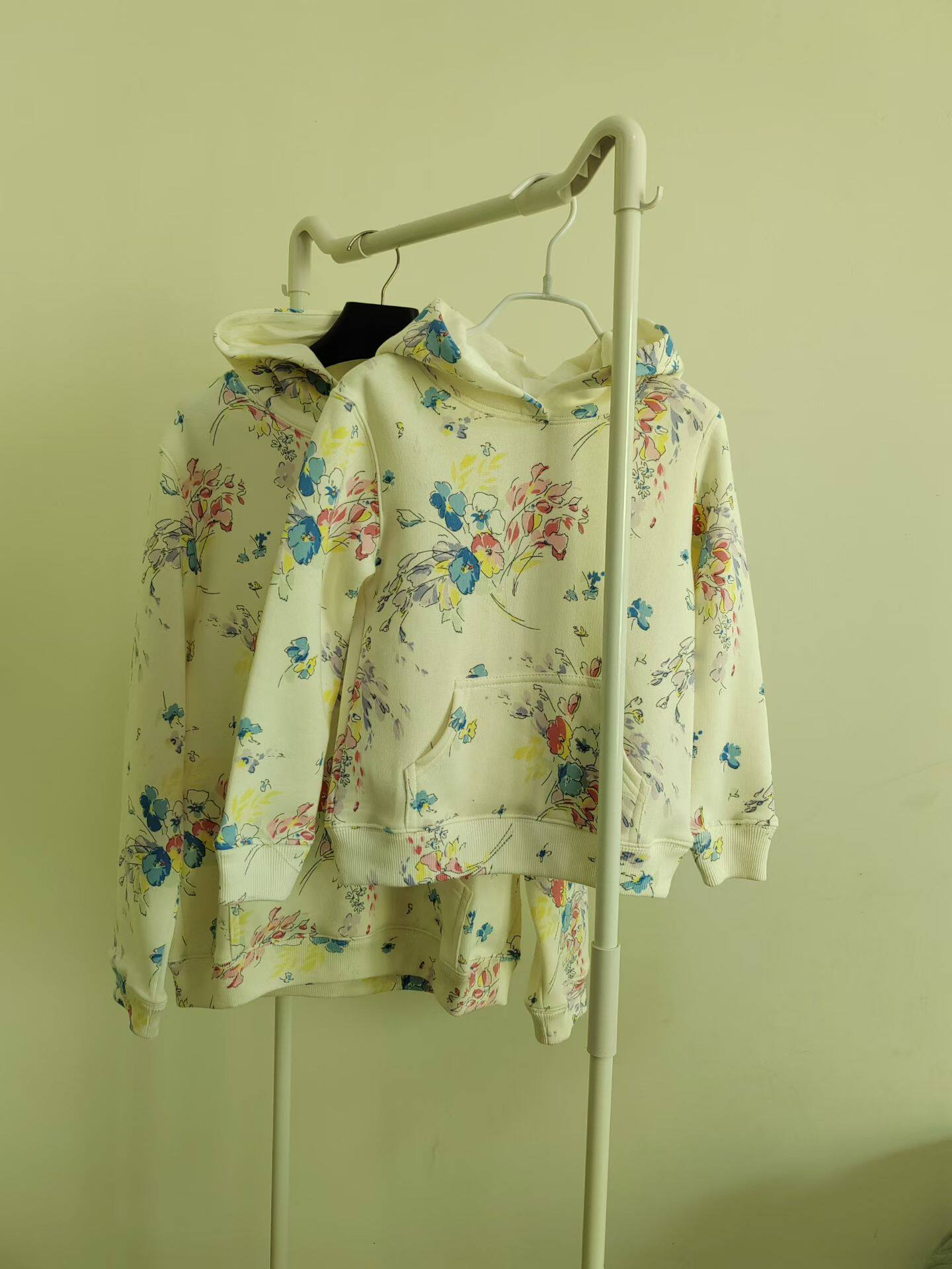 女童外套春秋2026新款女孩白色碎花中大童儿童运动加绒上衣帽衫潮