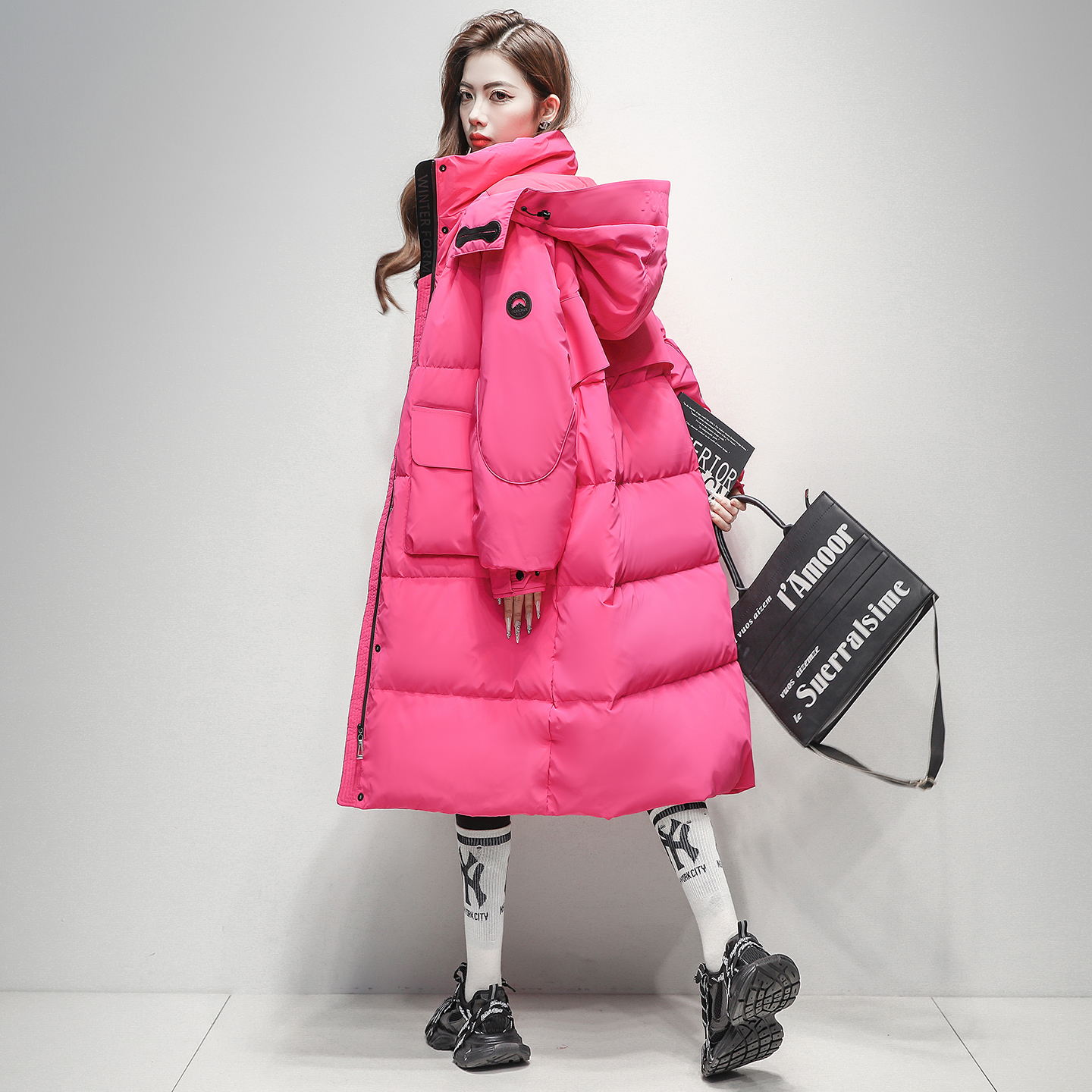 久拉拉玫红色连帽羽绒服女中长款2025冬装新款显瘦白鸭绒加厚外套