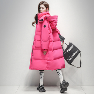 久拉拉玫红色连帽羽绒服女中长款2025冬装新款显瘦白鸭绒加厚外套
