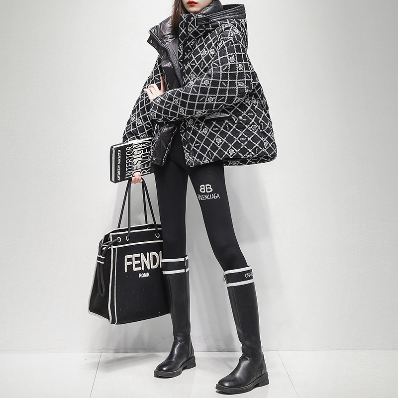 久拉拉黑色格子白鹅绒羽绒服女