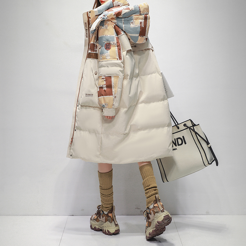 久拉拉米白色拼接撞色羽绒服女