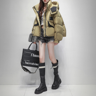 久拉拉卡其色连帽羽绒服女短款2025冬装新款保暖白鸭绒加厚短外套