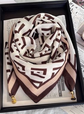 2025新款磁吸扣方巾三角巾春秋冬时尚高级感围脖护脖保暖丝巾女