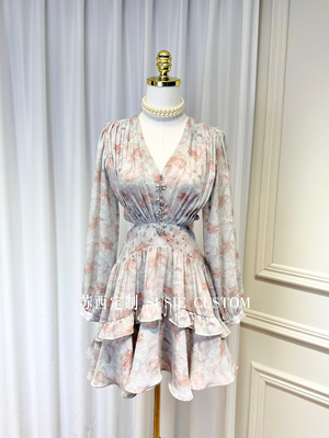 定制款法式复古印花V领水钻褶皱镂空露腰不规则木耳边裙摆连衣裙