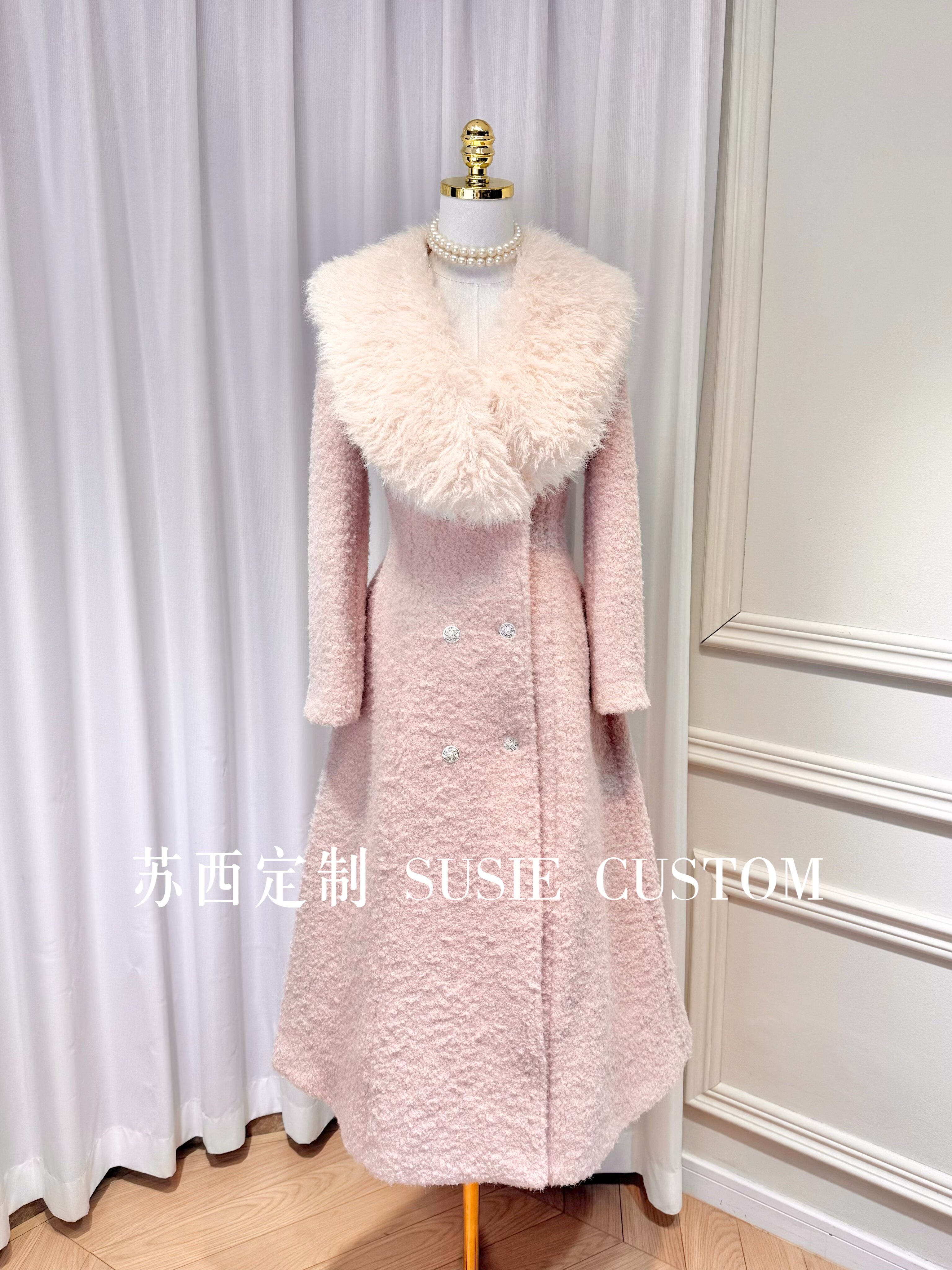 高定温柔显气质人造卷羊毛大翻领双排珠扣收腰A摆毛呢大衣外套