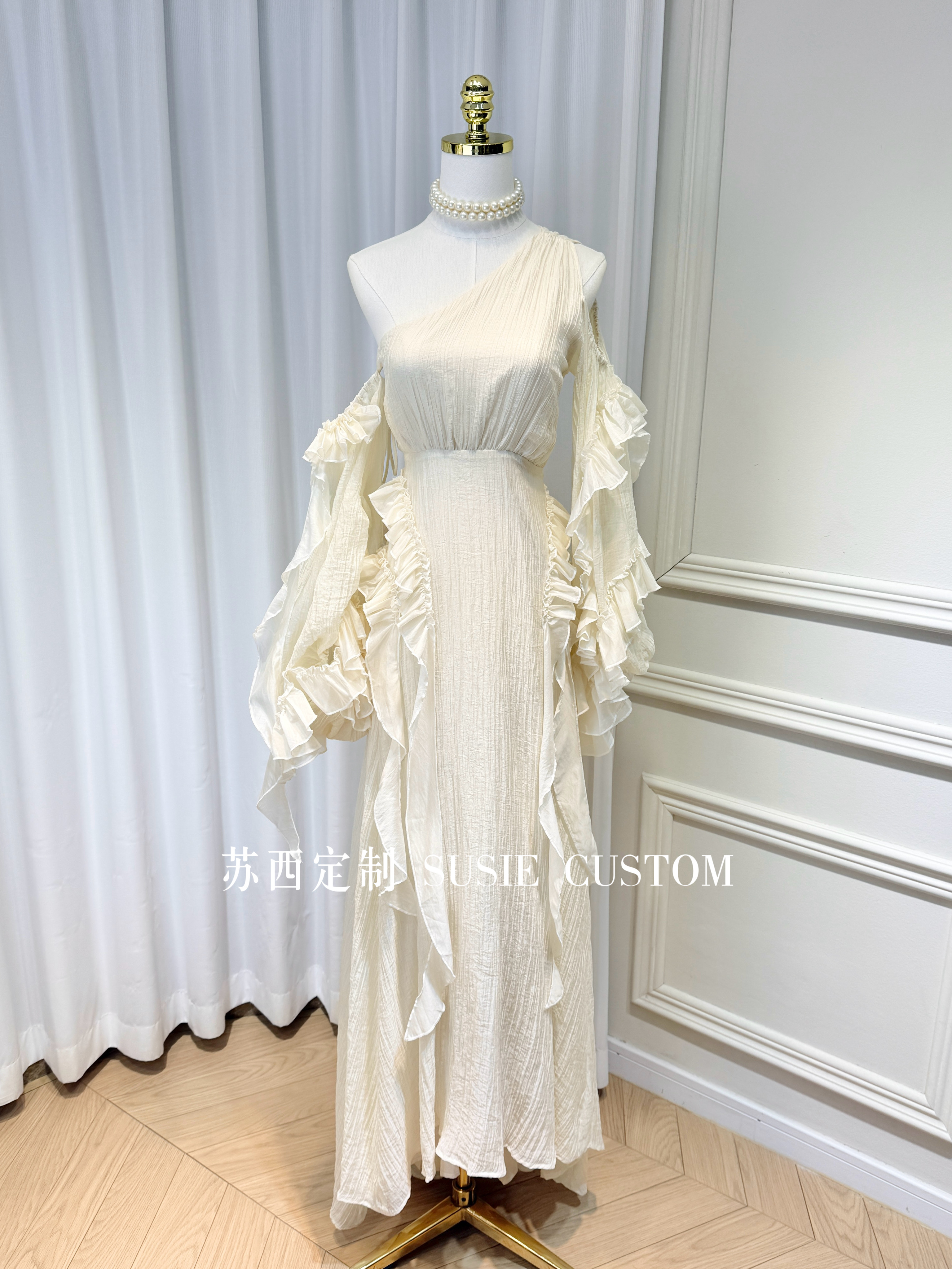 高定设计款斜肩露肩褶皱木耳边飘带大泡泡袖大摆拖地度假拖地长裙