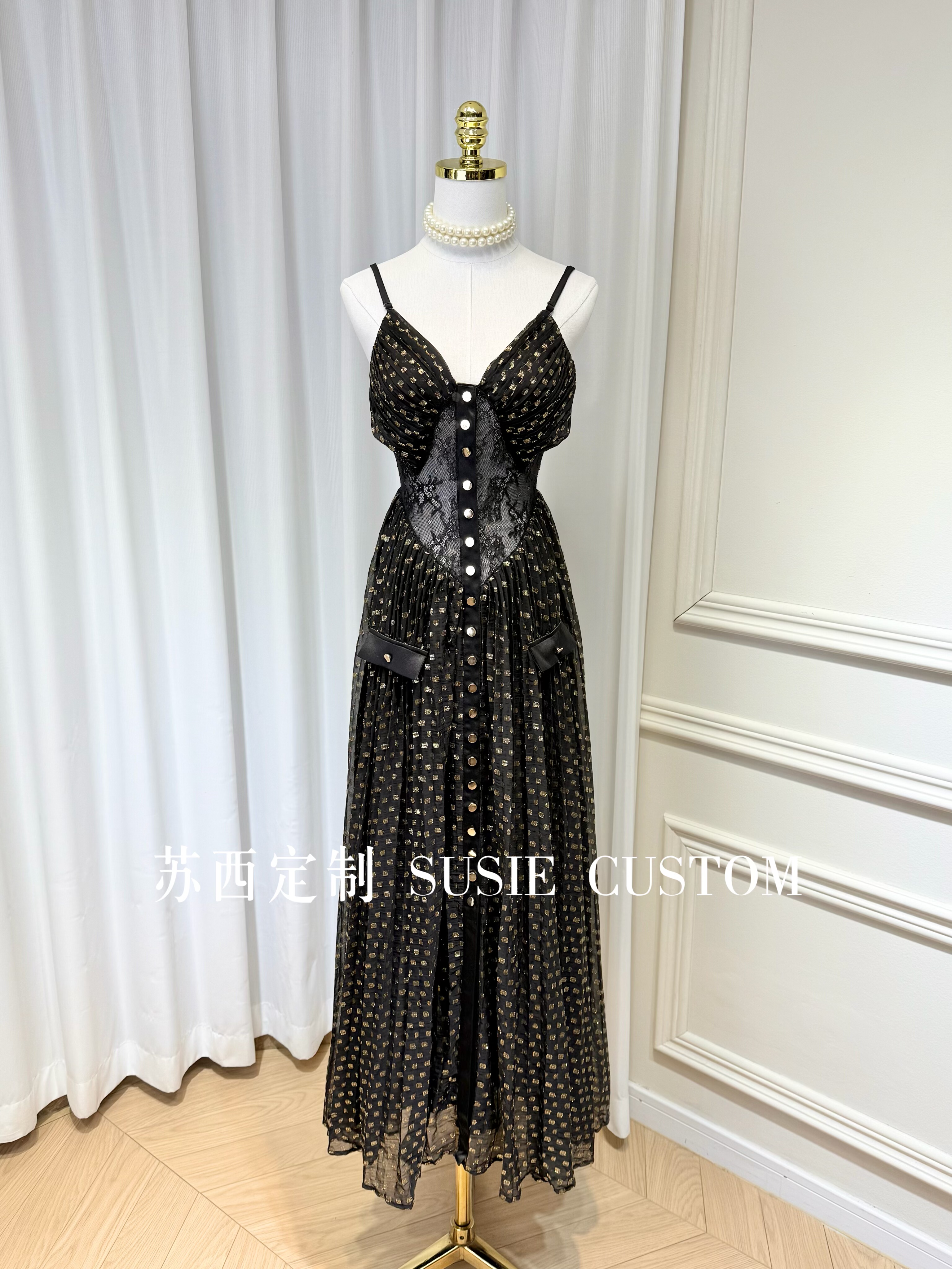 高定小众设计款深V领百褶抹胸拼微透蕾丝收腰金属扣大摆吊带长裙