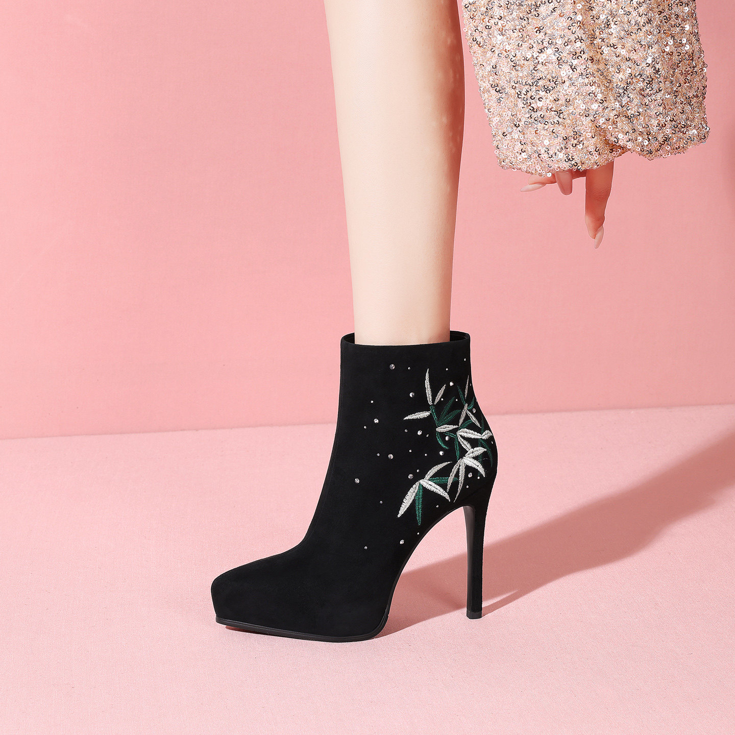 黑色新中式优雅高跟小短靴女2025秋冬新款尖头防水台细跟加绒靴子