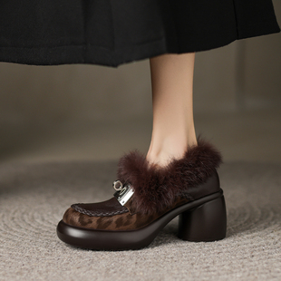 冬季加绒小皮鞋2025新款棕色配裙子高跟毛毛鞋厚底粗跟真皮单鞋女