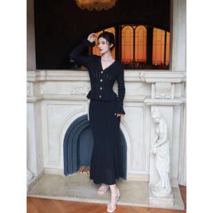 经典 2025早秋新款 黑气质通勤V领镂空针织连衣裙 stride self