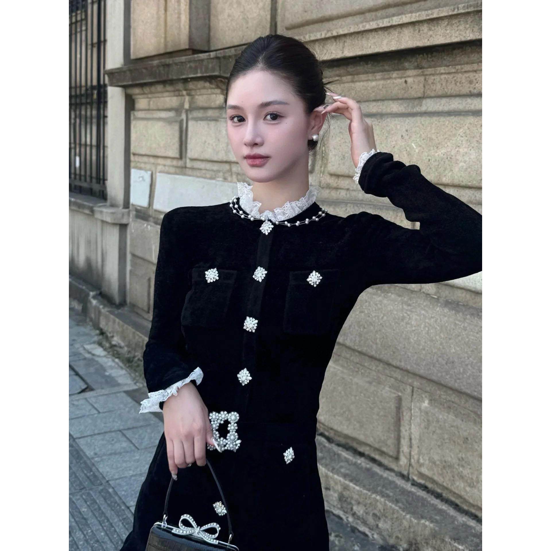 self-stride 2025秋冬新款经典黑丝绒针织千金风法式钻饰连衣裙