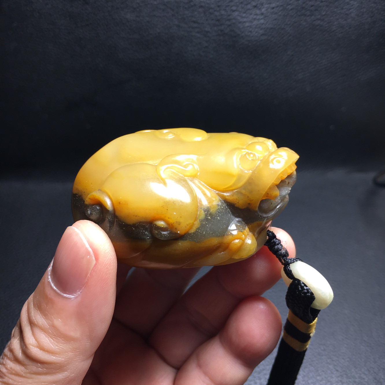 云南龙陵天然黄龙玉收藏精品手把件招财貔貅二台坡金沙料玉石盘玩