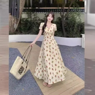 收腰连衣裙甜美胖mm裙子夏季 刺绣领碎花2025年V女 大码 荷叶边新款