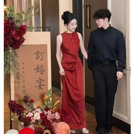 新中式晨袍女新娘敬酒服酒红色订婚晚宴无袖气质礼服裙结婚出阁宴