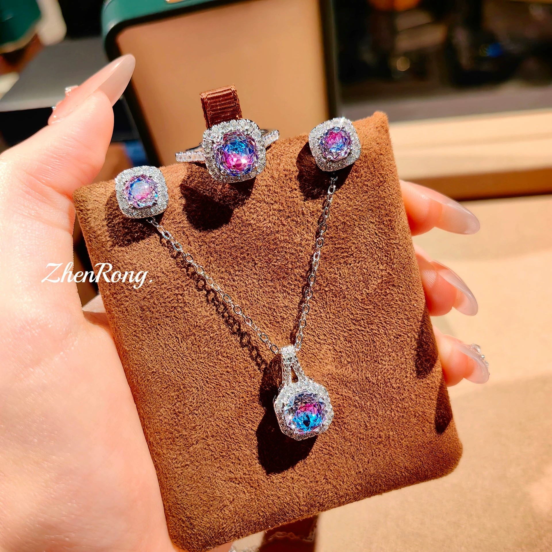 时尚方包八角玫瑰切吊坠项链炫彩钻戒指海蓝宝耳钉粉钻彩宝套装女