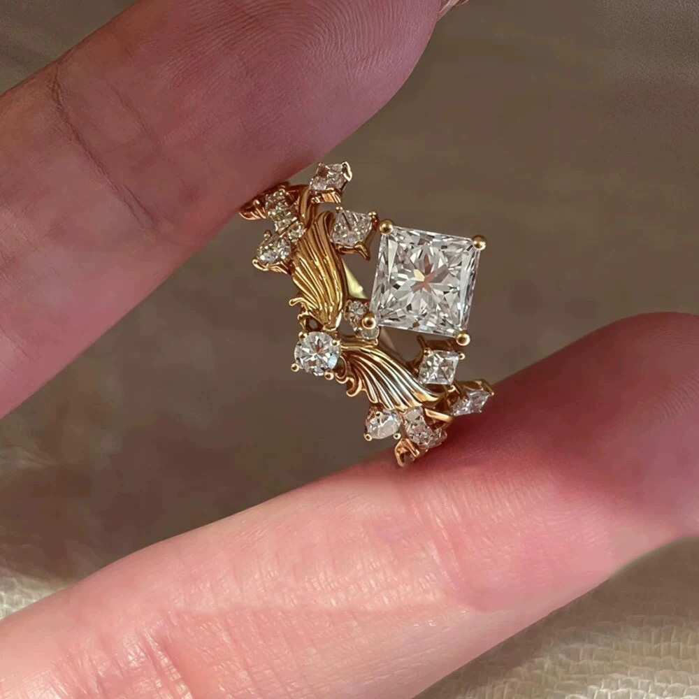 Young中古风Vintage黄金色公主方钻羽翼求婚订婚高碳钻皇冠戒指女