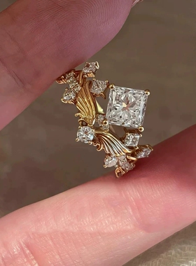 Young中古风Vintage黄金色公主方钻羽翼求婚订婚高碳钻皇冠戒指女