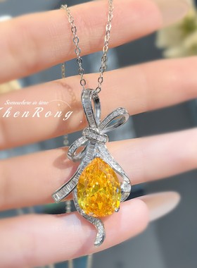 Young时尚轻奢水滴形蝴蝶结黄钻吊坠女重工T方钻爆闪黄钻项链女