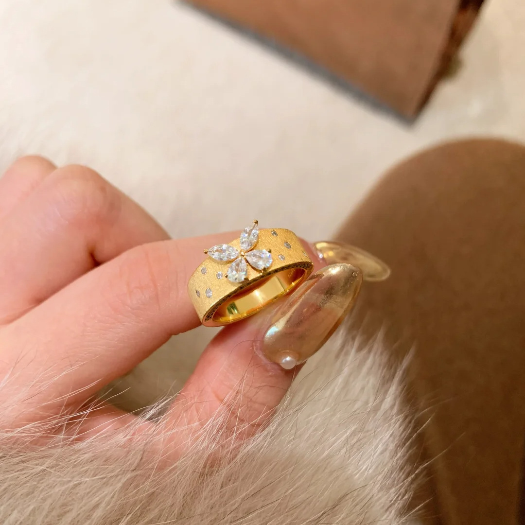 布契风织纹雕金镶钻蝴蝶戒指女