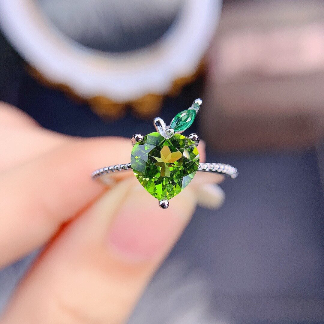 直播天然橄榄石爱心苹果戒指图片