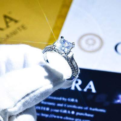 直播镶公主戒指仿莫桑订婚方钻