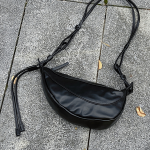 B218-B54-P40可调节高级感PU背包黑色男女休闲斜挎单肩包包冬新款图片