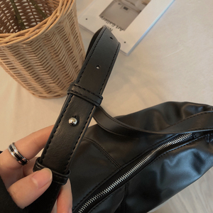 B218-B11-P45皮质斜挎包男女百搭黑色饺子包韩版潮单肩包春夏新款图片