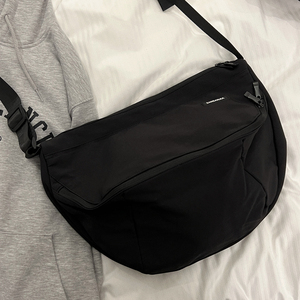 B218-B35-P48新款休闲男士挎包邮差通勤斜挎包女半圆饺子包学生24图片