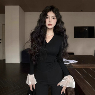 纯欲V领长袖黑色T恤女秋季2025新款修身内搭打底衫短款喇叭袖上衣