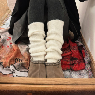 「毛毛脚」比较厚一点 圈圈毛那种感觉的袜套 很适合雪地!!
