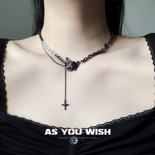 ASYOUWISH 红锆石蝴蝶十字架项链冷淡风甜酷轻奢潮锁骨链 暗黑个性