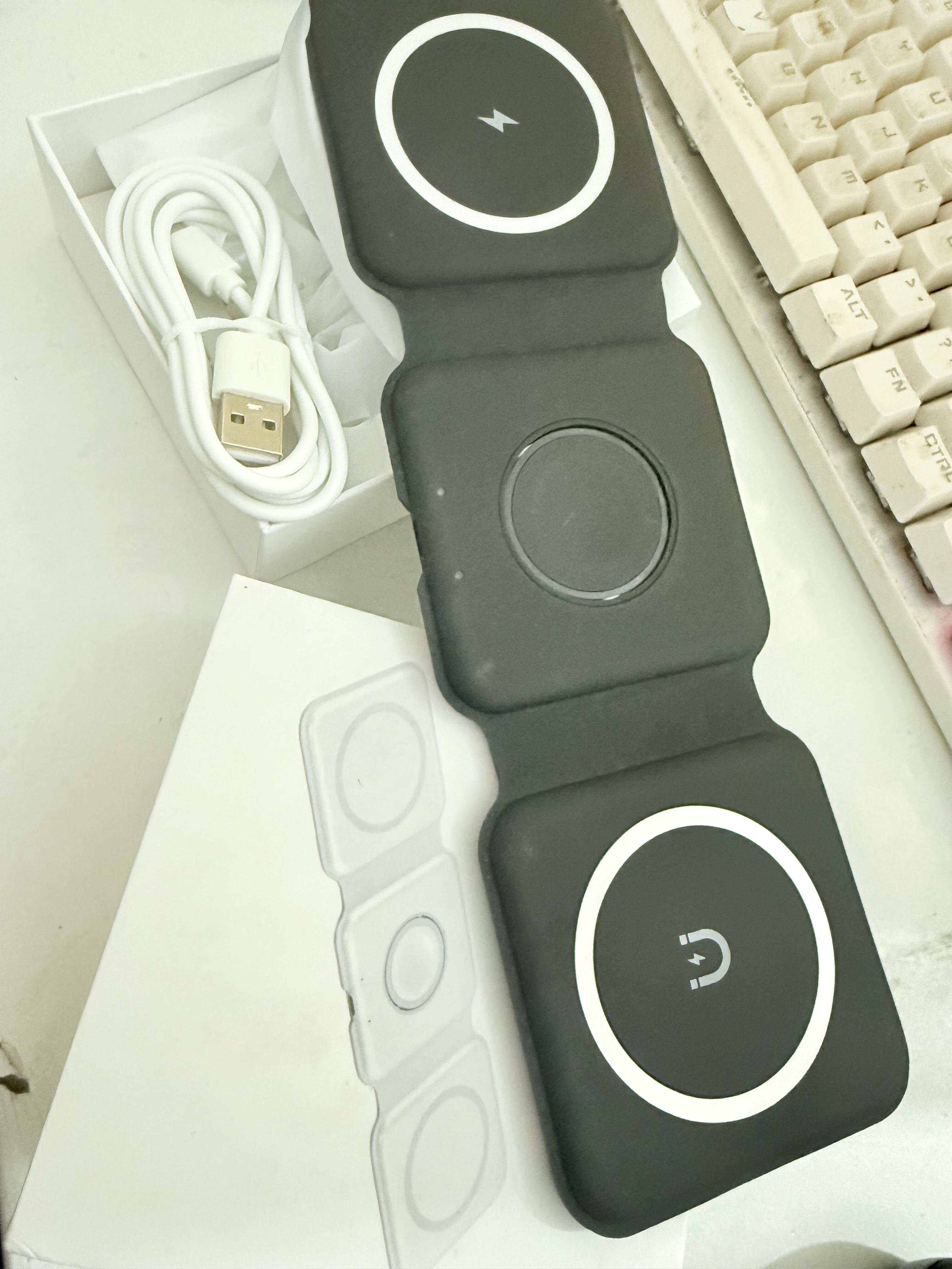 三合一无线充电器5-15W手机快充磁吸无线充 颜色随机发货,电子/电工,USB/快充/无线充电排插,淘宝优惠券,粉丝福利购,淘宝优惠卷