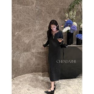 设计师套头V领法式 手工钉珠外穿针织连衣裙2025冬小香风打底长裙