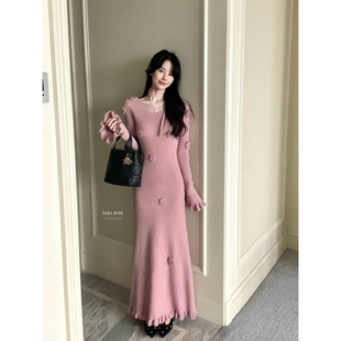 DARA ROSE-V领收腰针织设计感显瘦包臀鱼尾裙连衣裙(配花朵围脖)