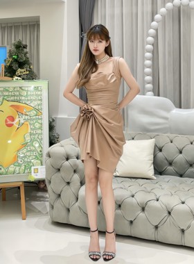 越南MUSTHAVE x 王车车立体花朵吊带裙高光褶皱不对称mini裙正品