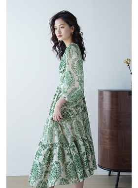 嘉茱莉2026夏季新款珍珠V领连衣裙女法式碎花裙绿色高腰长裙显瘦